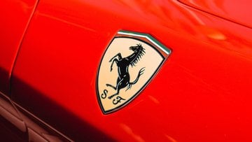 Mettono in vendita una Ferrari fiammante, ma in realtà è una Toyota. L'incredibile truffa sventata