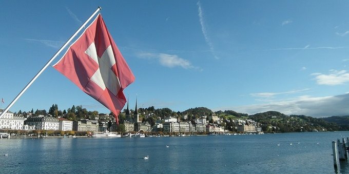 Sorpresa Svizzera: la Banca Nazionale alza i tassi dopo 15 anni