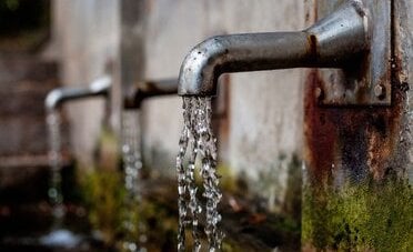 L'ordinanza che blocca le maxi bollette dell'acqua, quando scatta il diritto a non pagare il conguaglio