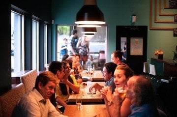 Uno studio di Harvard rivela cosa significa (davvero) aiutare i camerieri a sparecchiare il tavolo