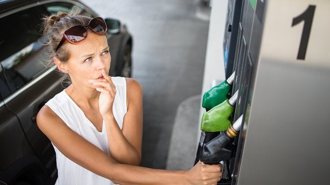 Petrolio giù, benzina su. Perché i prezzi alla pompa non seguono il Brent