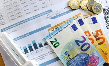 Bollette, ecco cosa conviene fare quando compi 75 anni