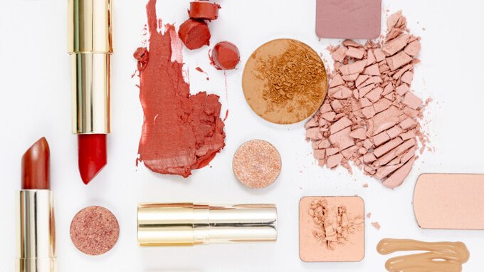 Make up, analisi shock. 1.700 prodotti pieni di PFAS (aggiunti volontariamente)
