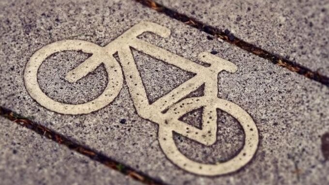 I ciclisti possono camminare con la bicicletta sulle strisce pedonali?