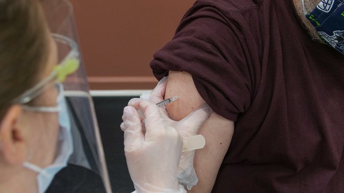 Vaccino obbligatorio lavoro: multe, stipendio e controlli, cosa cambia dal 15 dicembre