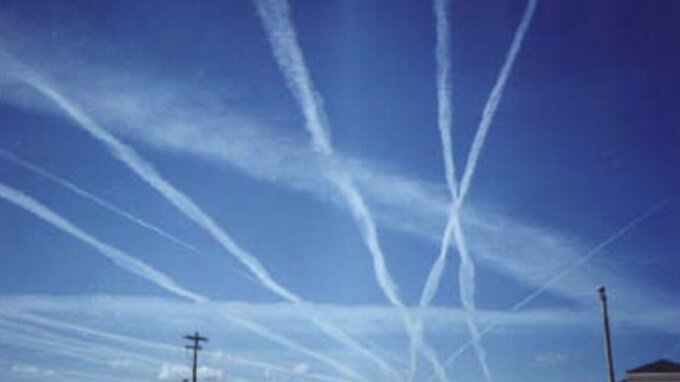 Cosa sono le scie chimiche e a cosa servono secondo i complottisti