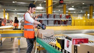 Lavorare in Amazon, 3.000 assunzioni a Fiumicino: posizioni e come candidarsi