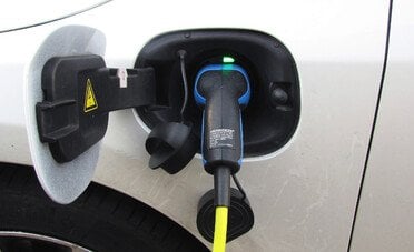 Le cause automobilistiche hanno investito miliardi in auto 100% elettriche, ma il mercato premia le ibride