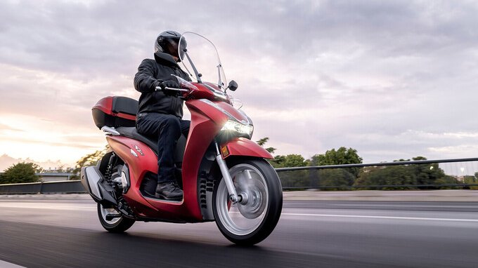 Multa per “tentato decollo”: cosa rischia chi impenna in moto o bici?