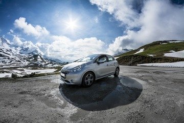 Sai perché alcune persone mettono un asciugamano bianco sullo specchietto dell'auto?