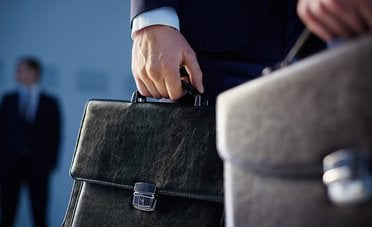 Quanto costa andare al lavoro in Italia? La spesa annua tra auto, benzina e parcheggi nel 2026