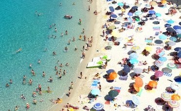 È legale vendere il cocco in spiaggia? Ecco quando e cosa si rischia negli altri casi