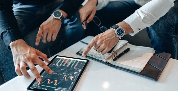 Chi muove davvero i prezzi? Il ruolo di investitori istituzionali, market maker e flussi