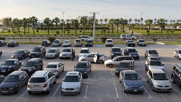 Auto danneggiata nei parcheggi nel supermercato, ecco chi è responsabile