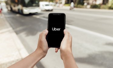 Uber cambia strategia e investe $10 miliardi in robotaxi. Cosa succede ora?