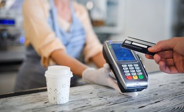 Pos obbligatorio, l'Ue blocca il governo Meloni: cosa può cambiare per i pagamenti con carte e bancomat