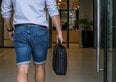 Si può andare al lavoro con i pantaloni corti?