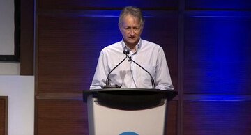 Geoffrey Hinton, padrino dell'intelligenza artificiale, lascia Google per «avvisare dei rischi della IA»