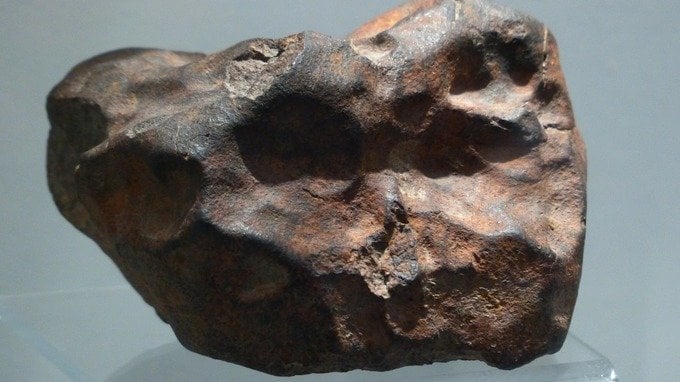 Conserva una pietra per anni sperando che sia oro. In realtà vale molto di più
