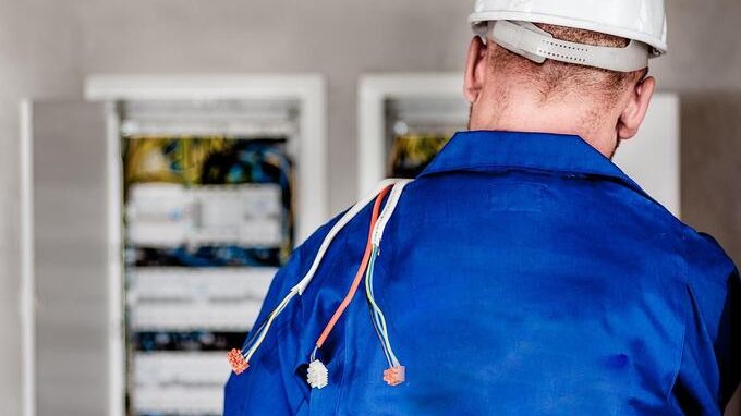 Aumento di stipendio per 60 mila lavoratori, 243 euro in busta paga: al via il rinnovo del Ccnl elettrici