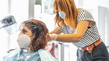 Costi parrucchiere per decolorazione e tinta: quanto si spende in media?