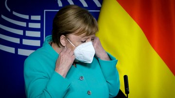 UE, Merkel di nuovo all'attacco del Regno Unito: “Quarantena anche per i vaccinati”