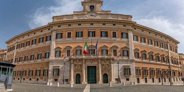 Stipendi parlamentari, quanto guadagnano deputati e senatori?