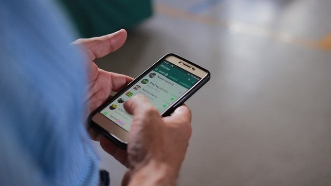 WhatsApp annuncia la novità con l'AI più attesa, così non devi più leggere i messaggi