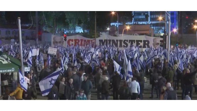 Caos Israele: popolazione in rivolta, Netanyahu rinvia riforma giustizia: «Non possiamo rischiare guerra civile» 