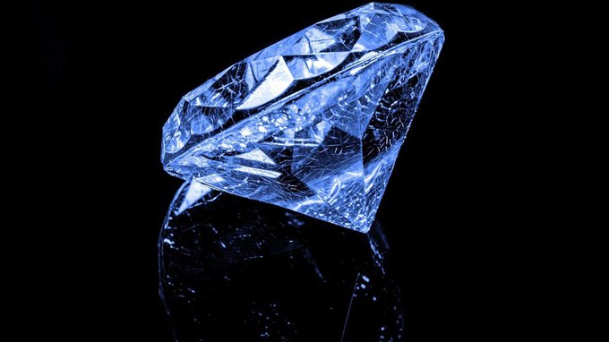 Citazione del giorno di Confucio. «Meglio un diamante con un difetto che un ciottolo senza» 