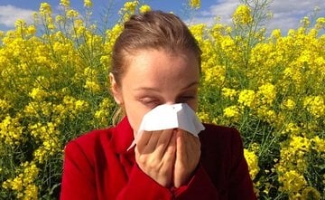 Perché quest'anno le allergie primaverili colpiscono il 25% in più (e cosa fare oggi)