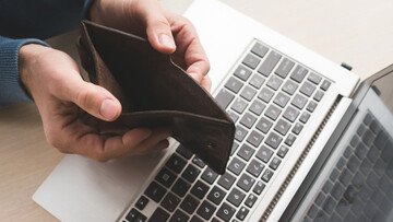 Attenzione a questo SMS. I truffatori rubano tutti i soldi sul conto con trasferimenti, prelievi e acquisti