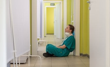 Errori medici? L'avvocato Liguori, leader nei risarcimenti, non ha dubbi: il vero imputato è un sistema sanitario al collasso