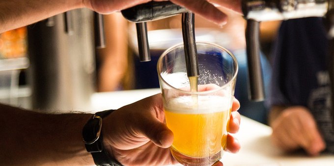 Dopo l'acqua frizzante è allarme per la birra: perché potrebbe presto scomparire dai supermercati