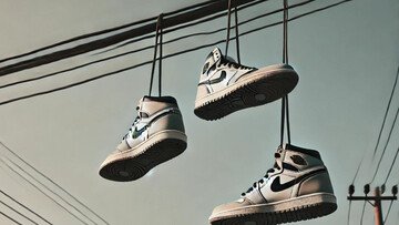 Sai perché ci sono scarpe appese ai cavi elettrici?