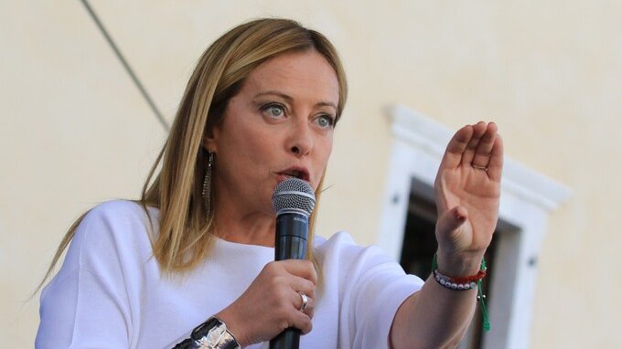 Meloni e Zelensky, intesa perfetta: altre armi in Ucraina con l'ok della futura premier