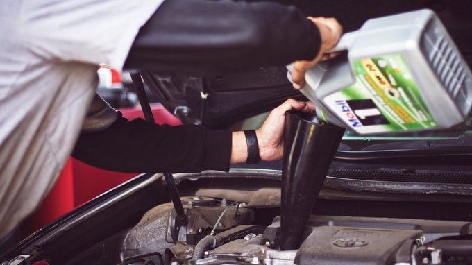 L'olio per i motori delle nostre auto non è più lo stesso, ma nessuno lo dice 