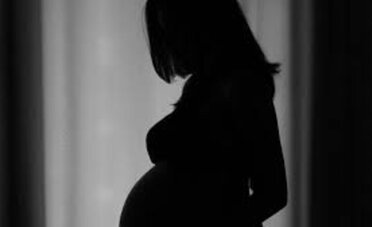 È legale svelare che una persona è incinta?