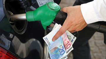 Rincari benzina: le conseguenze sull'economia italiana