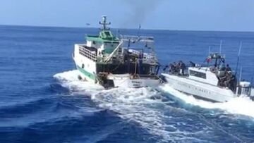 Peschereccio tunisino non si ferma all'alt: GdF apre il fuoco. Il video dell'inseguimento