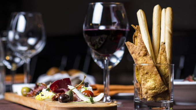Ecco cosa rischi dal 2025 se bevi un bicchiere di vino e ti metti alla guida