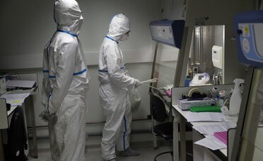 Coronavirus nato in laboratorio (ma non come arma biologica): nuove indagini su vera origine del virus 