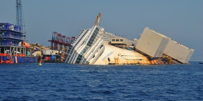 Costa Concordia: morti, risarcimenti, cause del naufragio. Cos'è successo