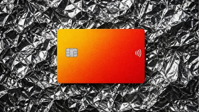 Gli esperti consigliano di avvolgere le carte di credito nell'alluminio. Ma a cosa serve?