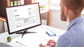 Fattura elettronica, codice fiscale non obbligatorio per i clienti stranieri: aggiornate le FAQ delle Entrate