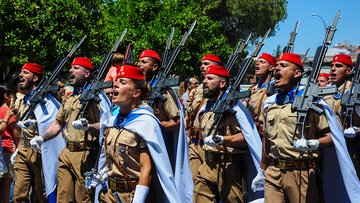 Perché la Spagna ha schierato l'esercito contro i migranti (e l'Italia no)