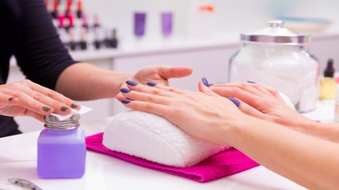 Divieto TPO e DMTA negli smalti. Le regole per professionisti e centri estetici