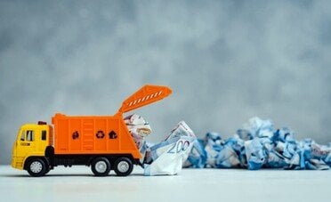 Un'azienda paga anche centinaia di euro a chi le consegna rifiuti in metallo