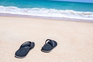 Sai che se ti fai male in spiaggia hai diritto al risarcimento? Ecco quando e chi deve pagare