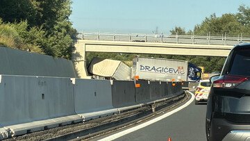 A1 bloccata: camion invade corsia all'altezza di Arezzo
